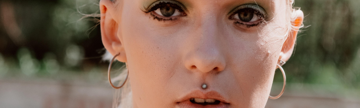 Tipy na Starostlivosť a Styling pre Medusa Piercing 