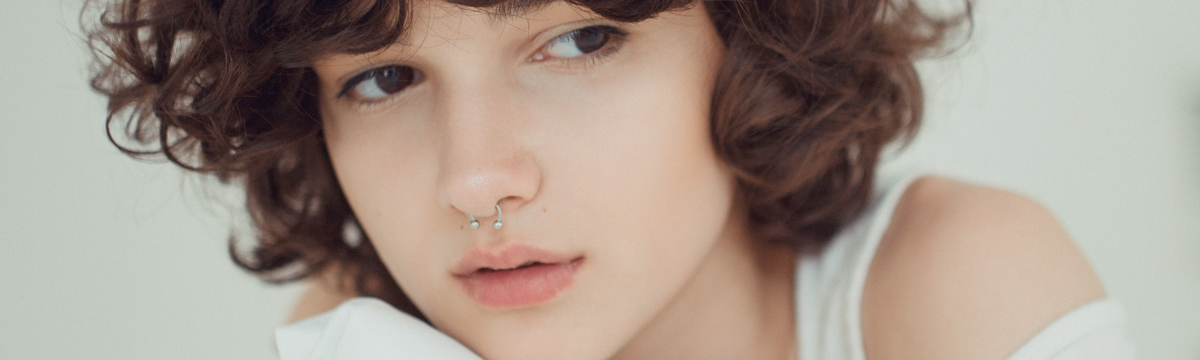 Objavte Septum Piercing: Postup, Bolesť a Vhodné Šperky