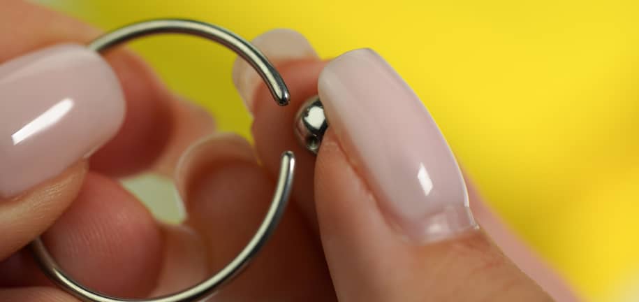 Άνοιξε και Κλείσε με Ασφάλεια τους Κρίκους Piercing