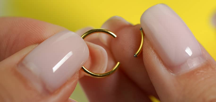 Άνοιξε και Κλείσε τους Κρίκους Piercing