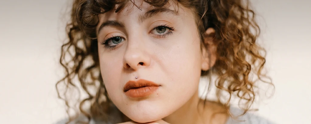 Nakit za piercing usne od titanija